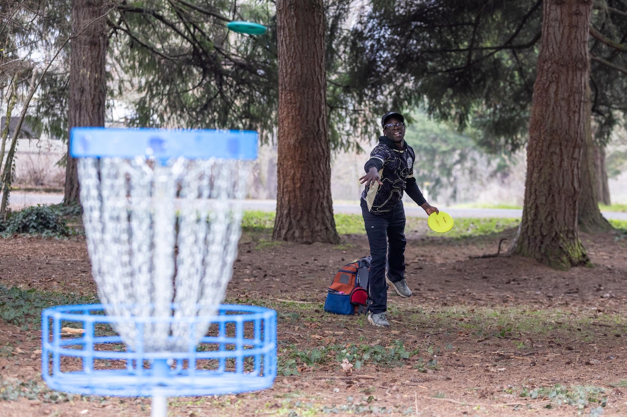 Former Oregon Ducks football star De’Anthony Thomas plays a round of disc golf at Alton Baker Park in Eugene