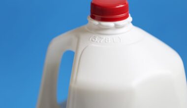 We Asked a Dietitian If Whole Milk Is Healthier Than Skim Milk