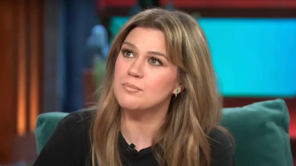  Kelly clarkson on her daytime talk show in 2025. 