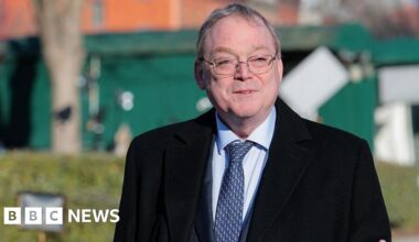 Trump adviser calls for Fed economists to be 'disciplined' - BBC