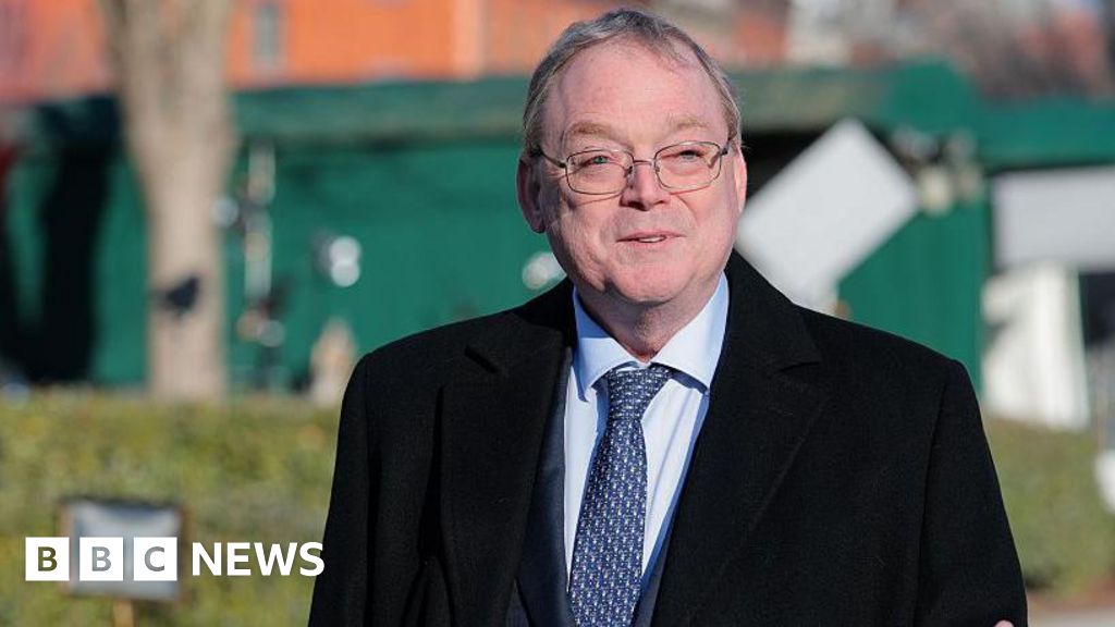 Trump adviser calls for Fed economists to be 'disciplined' - BBC