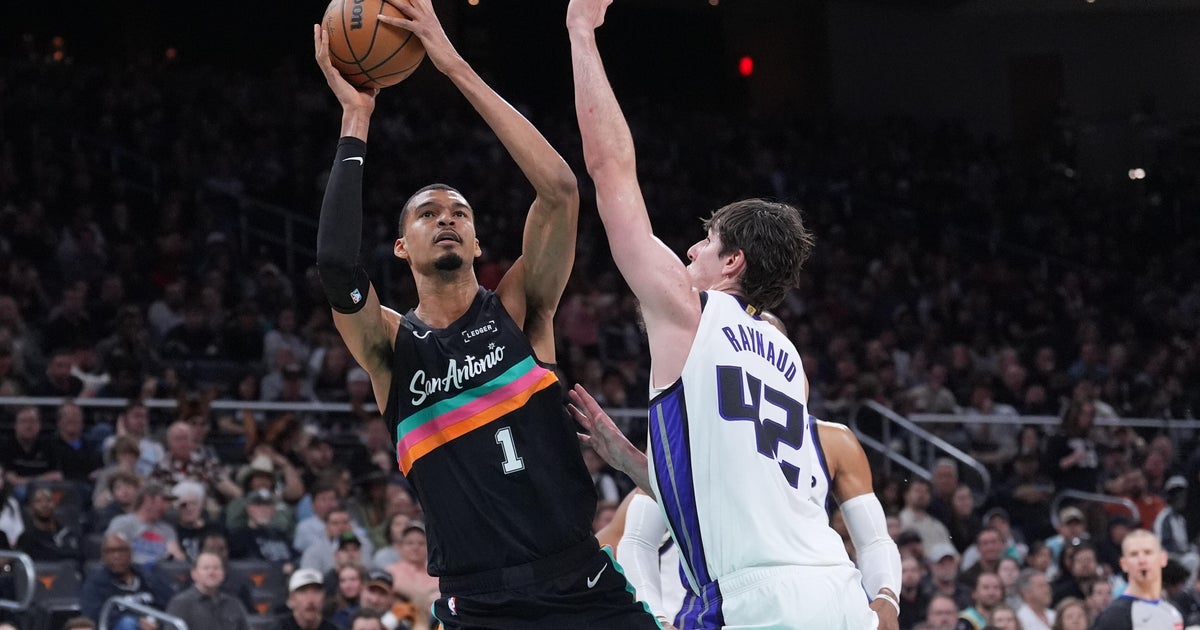 Wembanyama has 28 points, 15 rebounds to lead Spurs to eighth straight win, 139-122 over Kings