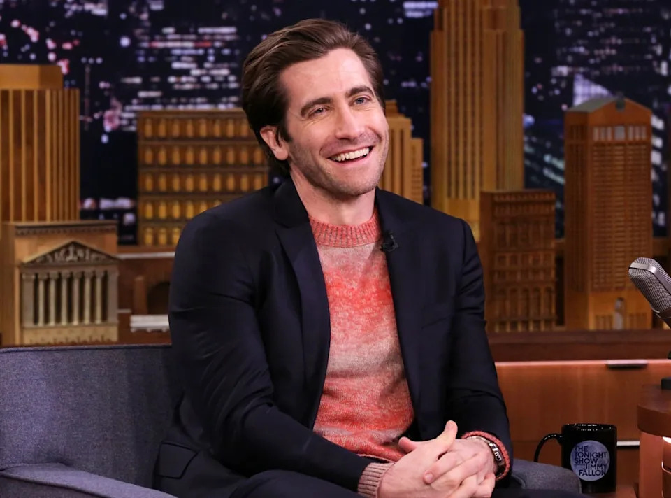 Jake Gyllenhaal (Pronounced: Yee-Len-Hey-Lo)