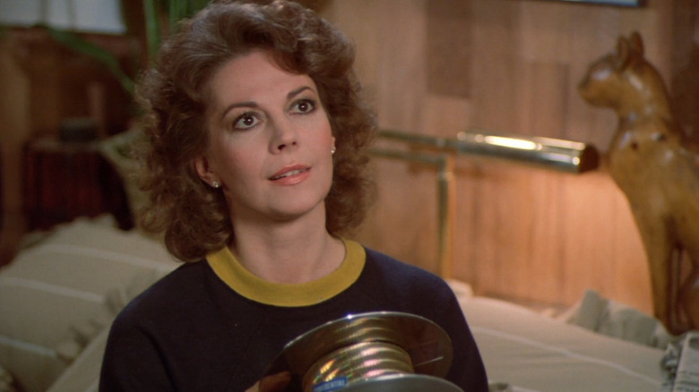 Karen (Natalie Wood) holding spool of wire in Brainstorm