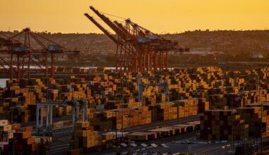 Democrats Wage Populist Fight to Refund Tariffs to US Households