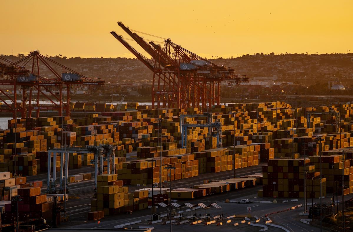 Democrats Wage Populist Fight to Refund Tariffs to US Households