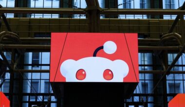 Reddit forecasts strong revenue as AI tools drive ad sales