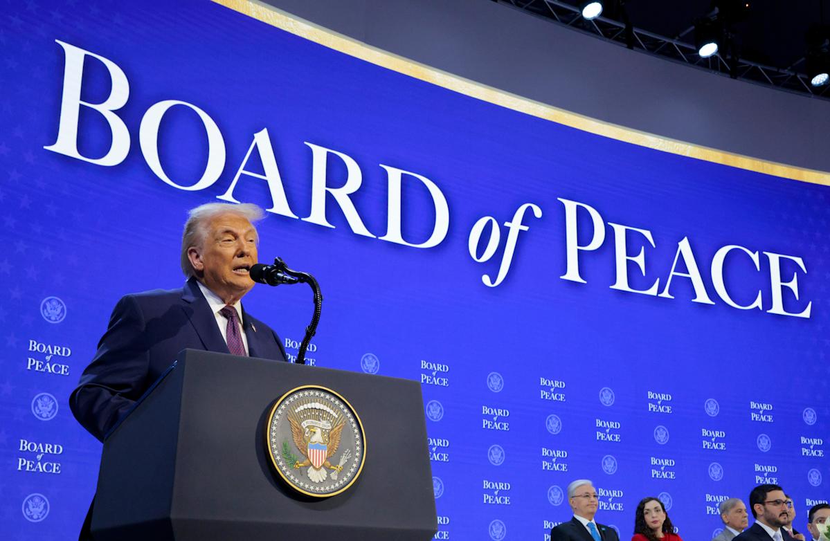 The White House says it wants a strong US dollar. Investors are still keeping their distance.