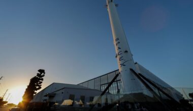 Analysis-Musk fires up SpaceX, Bezos pushes Blue Origin as US billionaires race China to moon