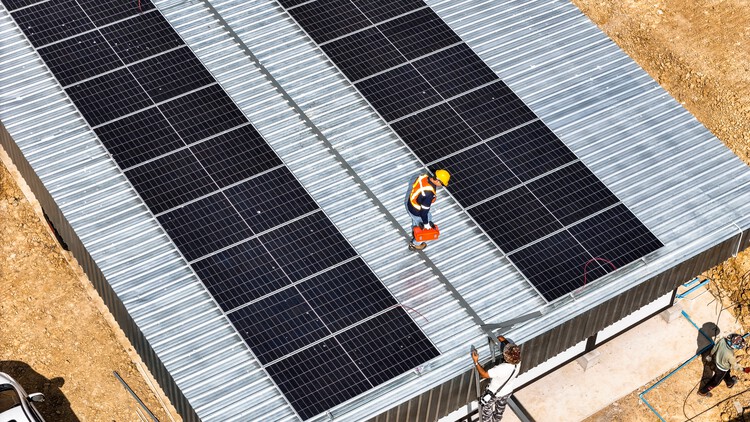 Can Shading Become Energy? From Passive Facades to Productive Envelopes - Image 3 of 4