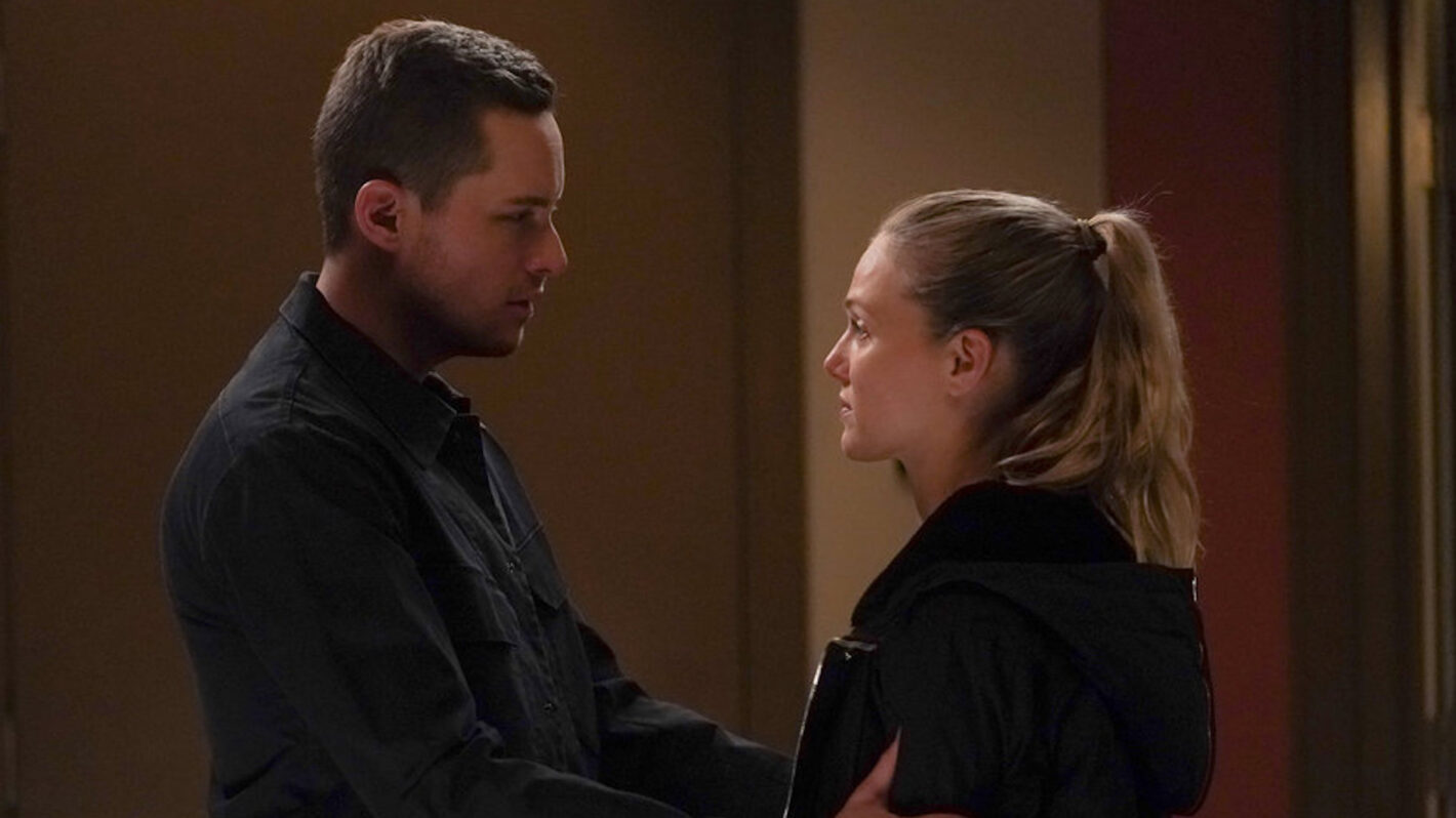Jesse Lee Soffer as Jay Halstead, Tracy Spiridakos as Hailey in