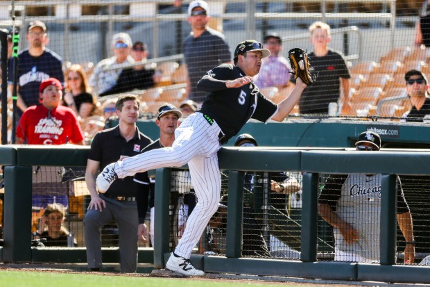 Chicago White Sox first baseman Munetaka Murakami (5) catches a ball from Milwaukee Brewers catcher Jeferson Quero (15) during the fifth inning in a Cactus League game at Camelback Ranch on Sunday, Feb. 22, 2026, in Glendale, Ariz. (Armando L. Sanchez/Chicago Tribune)