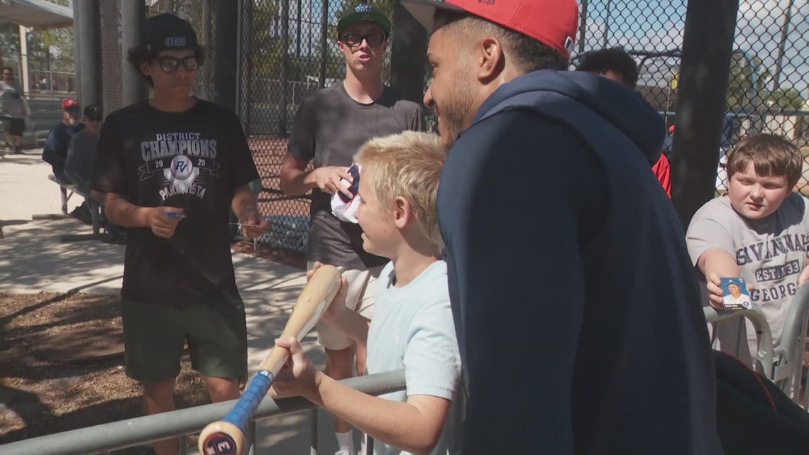 Young Astros fan wins Jeremy Peña’s bat at spring training