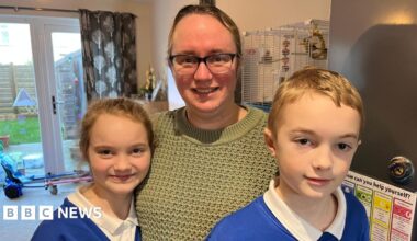 Image shows a selection of foods on the kitchen worktop which make up the childrens' lunchboxes: gluten-free bagels, tortilla chips, sweet potato crackers and free-from custard cream biscuits.