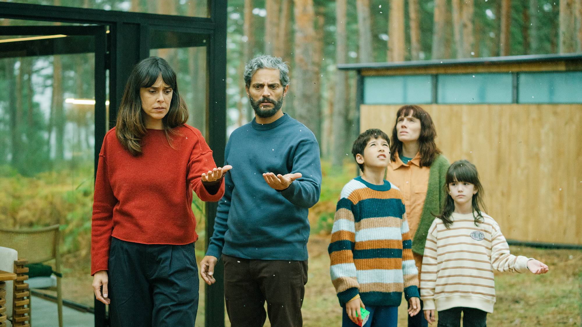 Bel&eacute;n Cuesta as Magda, Joaquin Furriel as Luis, Dani as Mika Villalba, Diana Gomez as Elena, and Candela Martinez as Lide in "Firebreak" on Netflix (2026)