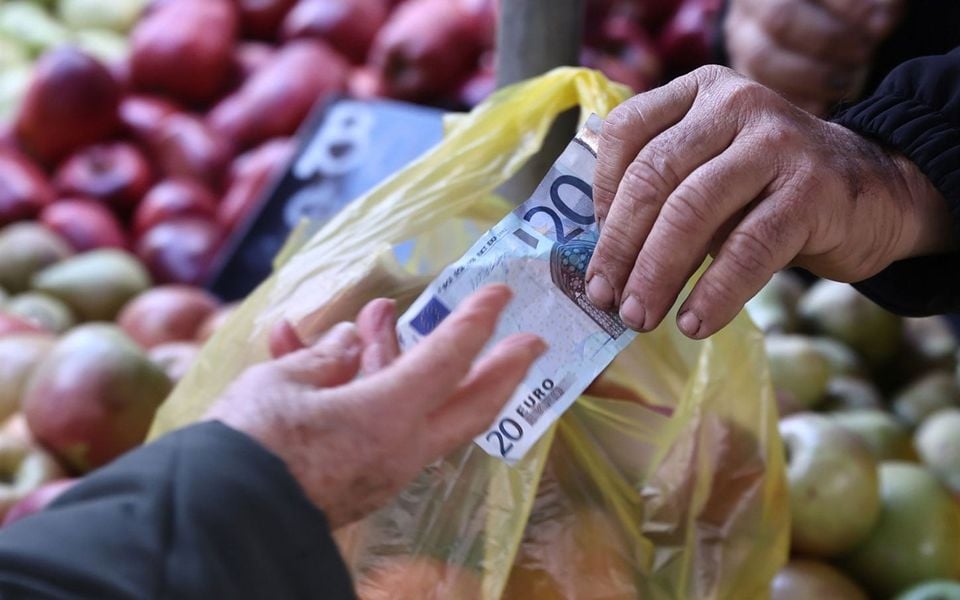 Most Greek households report income lasts less than a month, survey shows