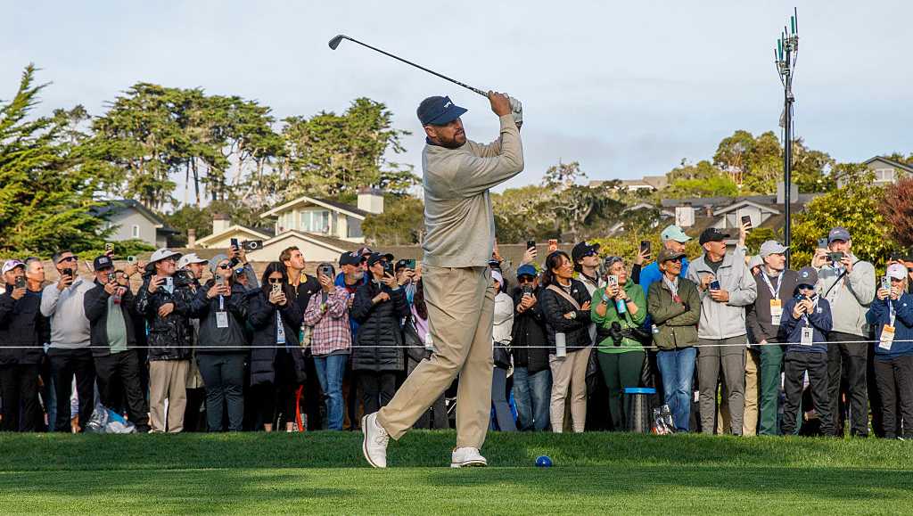 Travis Kelce accidentally hits fan in head with golf ball at Pebble Beach 18th hole