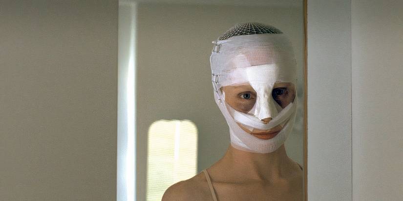 Mother with a bandaged face in 'Goodnight Mommy' (2014)