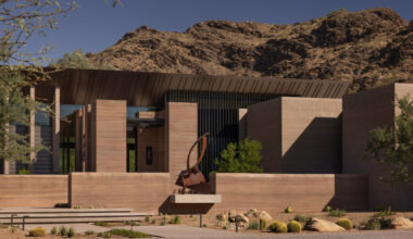 Rammed earth adds natural quality to Arizona home