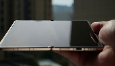 Crease-free Honor Magic V6 foldable appears in real-life hands-on images