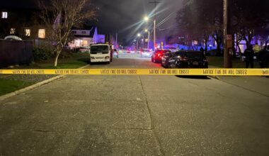 Suspect shot multiple times, officer grazed in Ballard police shooting – KIRO 7 News Seattle