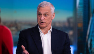 Standard Chartered launches $1.5bn buyback weeks after finance chief’s exit