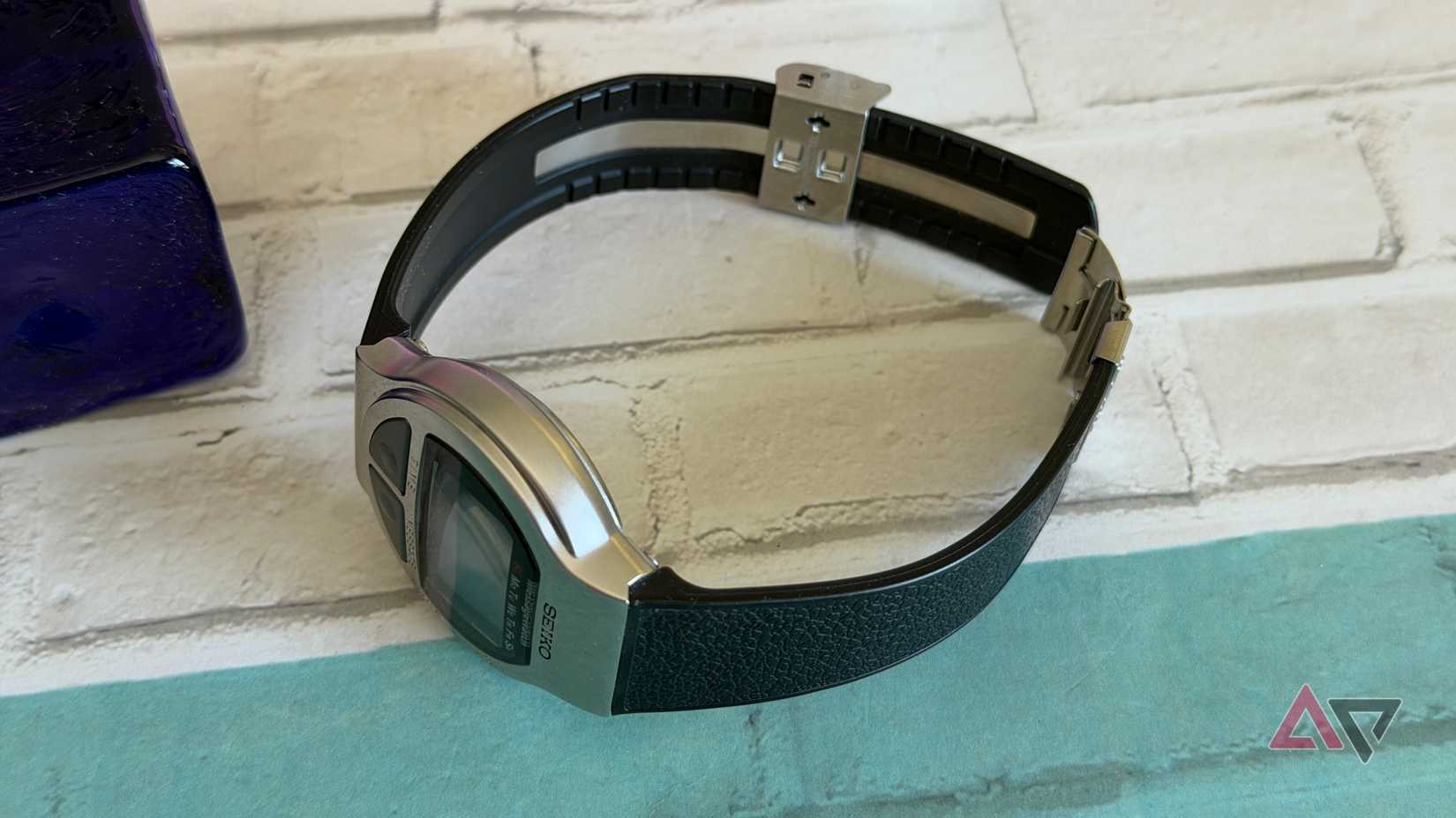 Metal antenna in the band of the Seiko MessageWatch