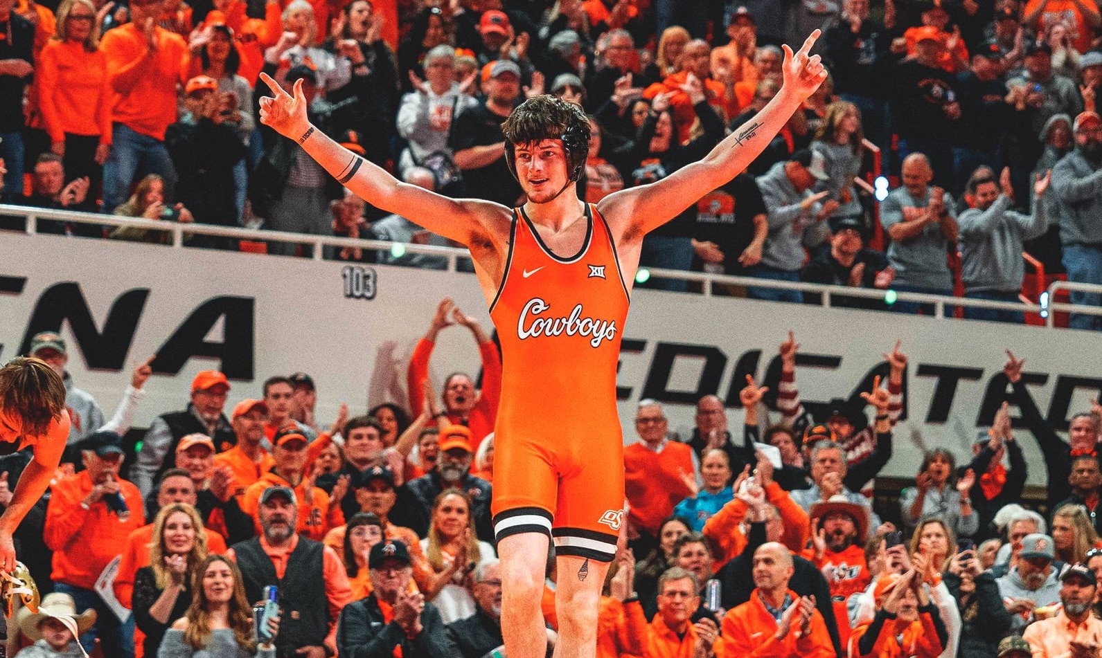 No. 3 Oklahoma State outscores No. 7 Iowa wrestling 32-11 in electric final home performance of the year