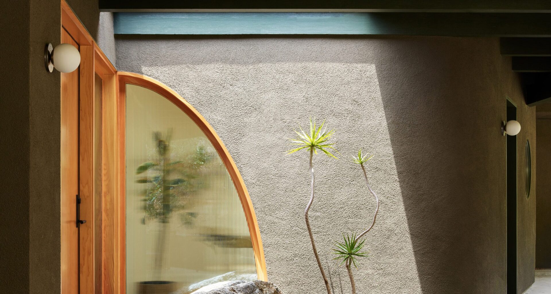 Cover Architecture turns Pasadena home into "sanctuary for living"