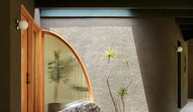 Cover Architecture turns Pasadena home into "sanctuary for living"