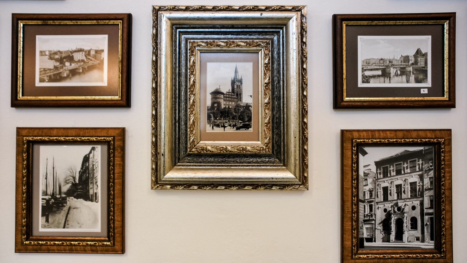 people who still keep photos with actual framed photographs