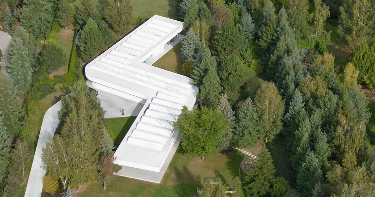 with a zigzagging floorplan, 'S house' weaves among a polish forest