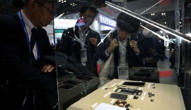 People aren't buying into Apple's big bet on a slimmer iPhone, survey suggests