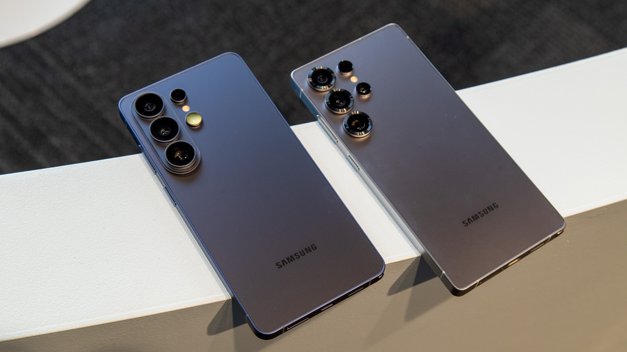 Comparing the Samsung Galaxy S26 Ultra and Galaxy S25 Ultra side by side