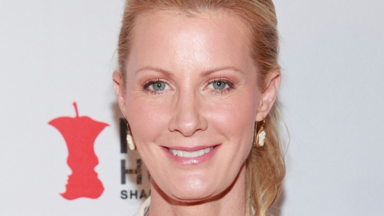 Sandra Lee smiling at the camera at a red carpet event
