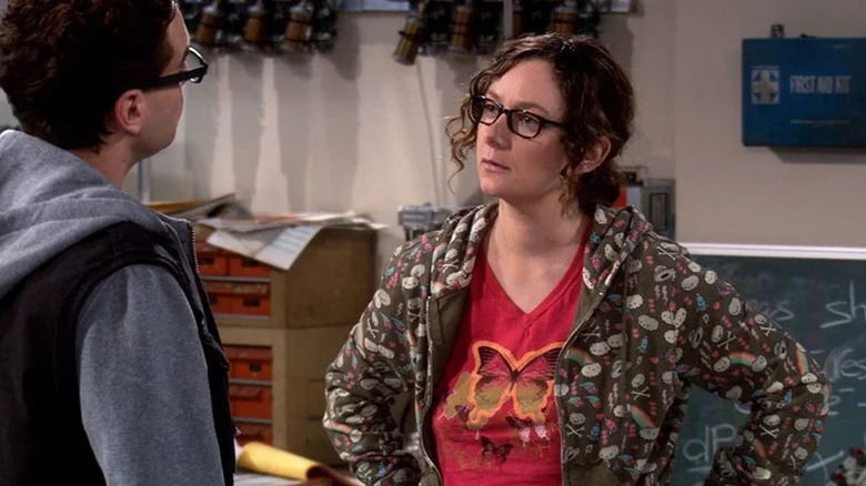 Sara Gilbert's Leslie Winkle facing Johnny Galecki's Leonard Hofstadter on The Big Bang Theory