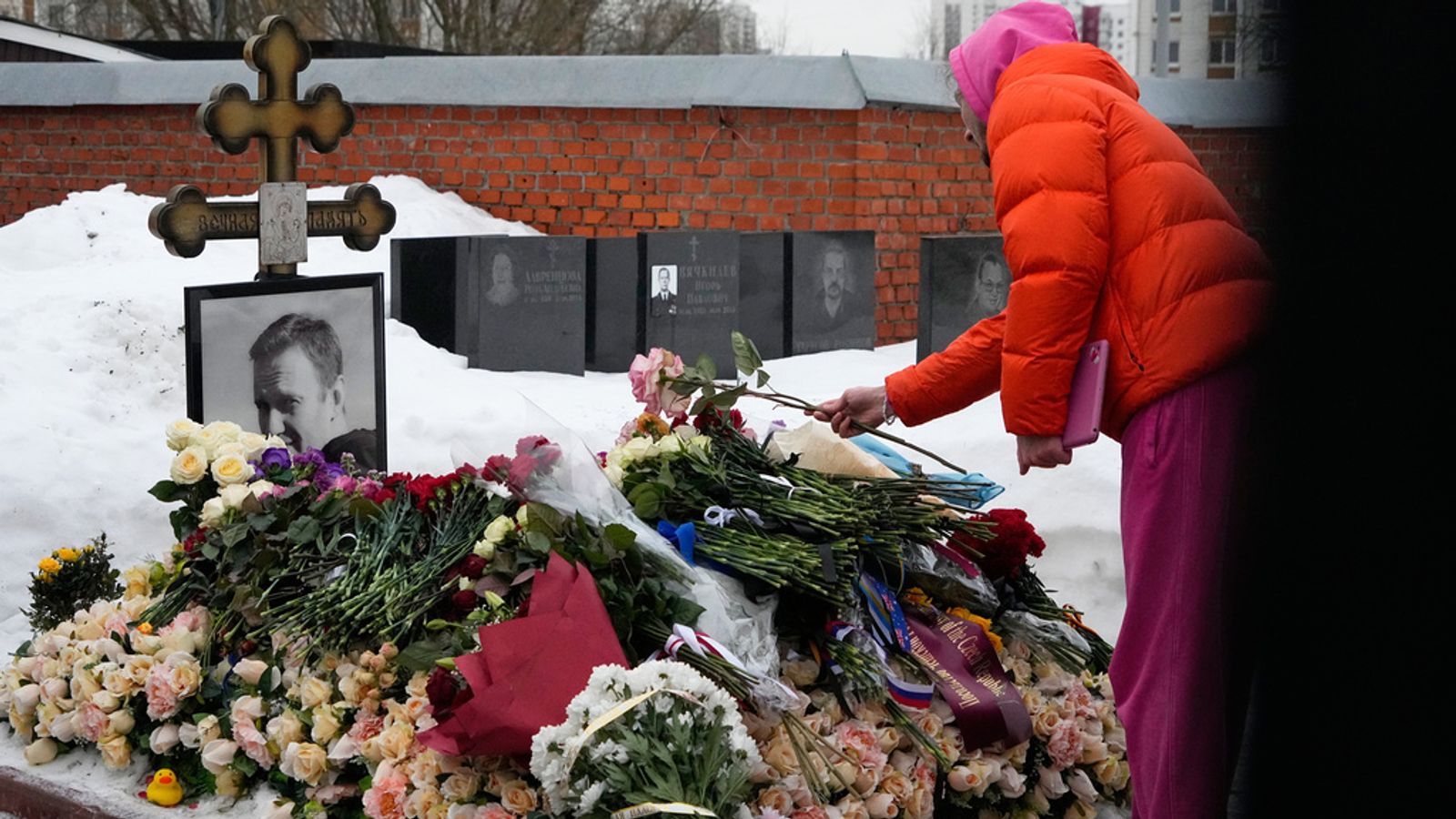 Ukraine war latest: Kremlin rejects poisoning accusation - after Kim Jong Un hails North Korean 'martyrs' | World News