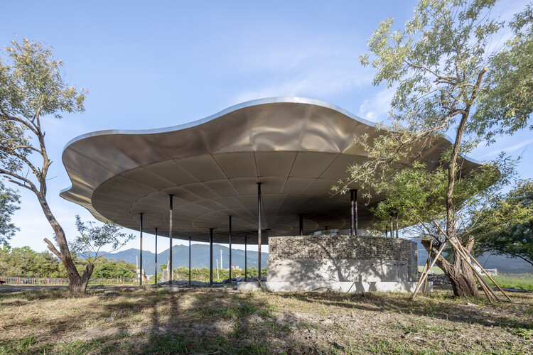 Tie-Ma Cycling Station at Dapo Pond / Studio APL + Lin Ko-Fang Architects  - Image 1 of 18
