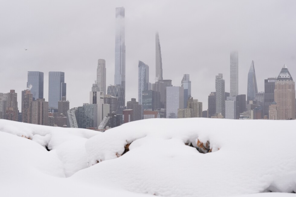NYC police officers hit with snowballs during snowball fight