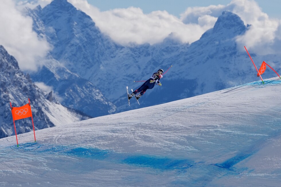 Lindsey Vonn is preparing to fly back to the US, team official tells AP