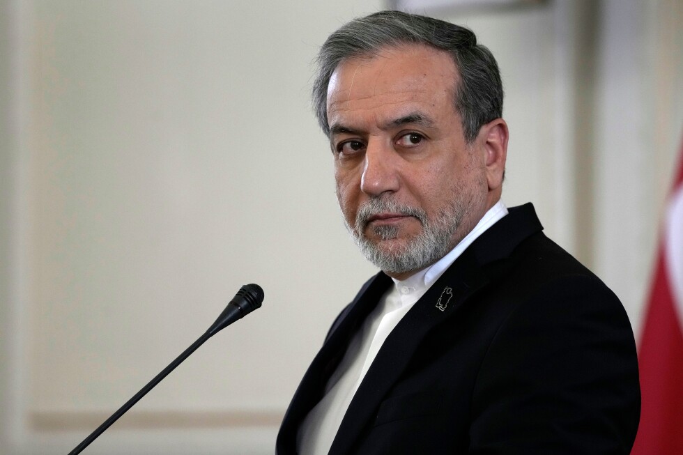 Iran's top diplomat strikes hard line on US talks