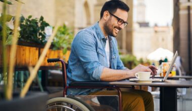 An investor smiles while working at a desk.