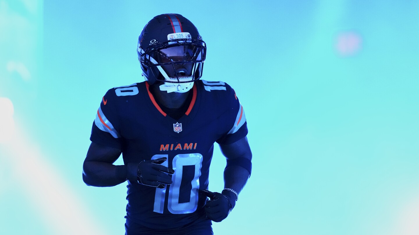 Chiefs are the betting favorites to sign Tyreek Hill