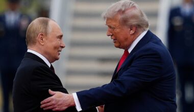 Russia thinks it can outsmart the US during Ukraine talks, intelligence chief says