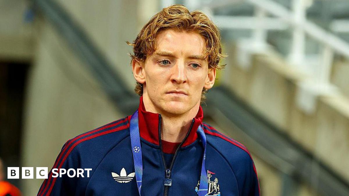 Anthony Gordon arrives for Newcastle United's game against Barcelona at St James' Park on 10 March, 2026