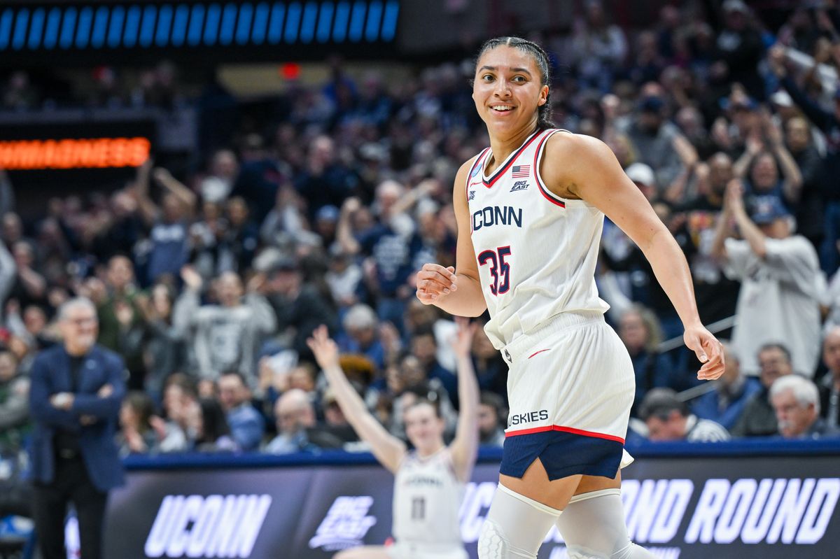 UConn Huskies player Azzi Fudd smiling