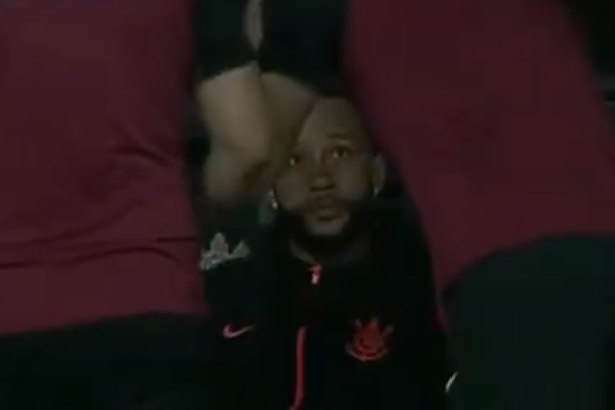 Memphis sat on the substitutes bench surrounded by Corinthians staff members