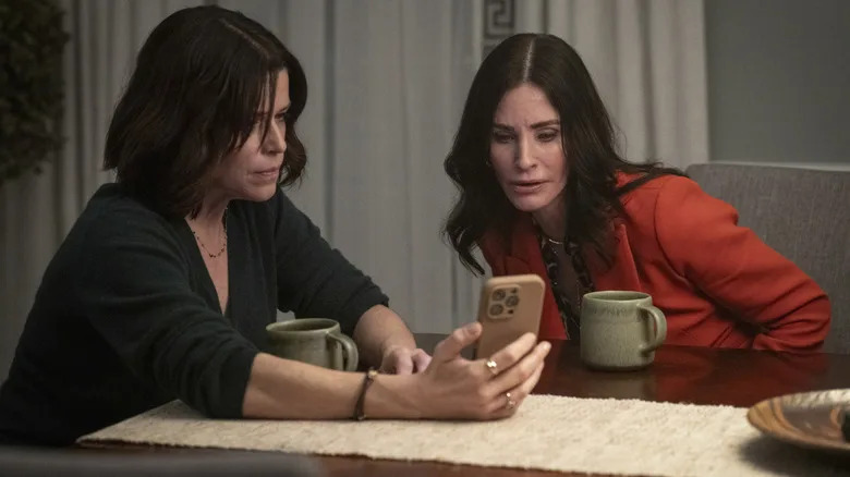 Sidney Prescott (Neve Campbell) shows Gale Weathers (Courteney Cox) her phone in Scream 7