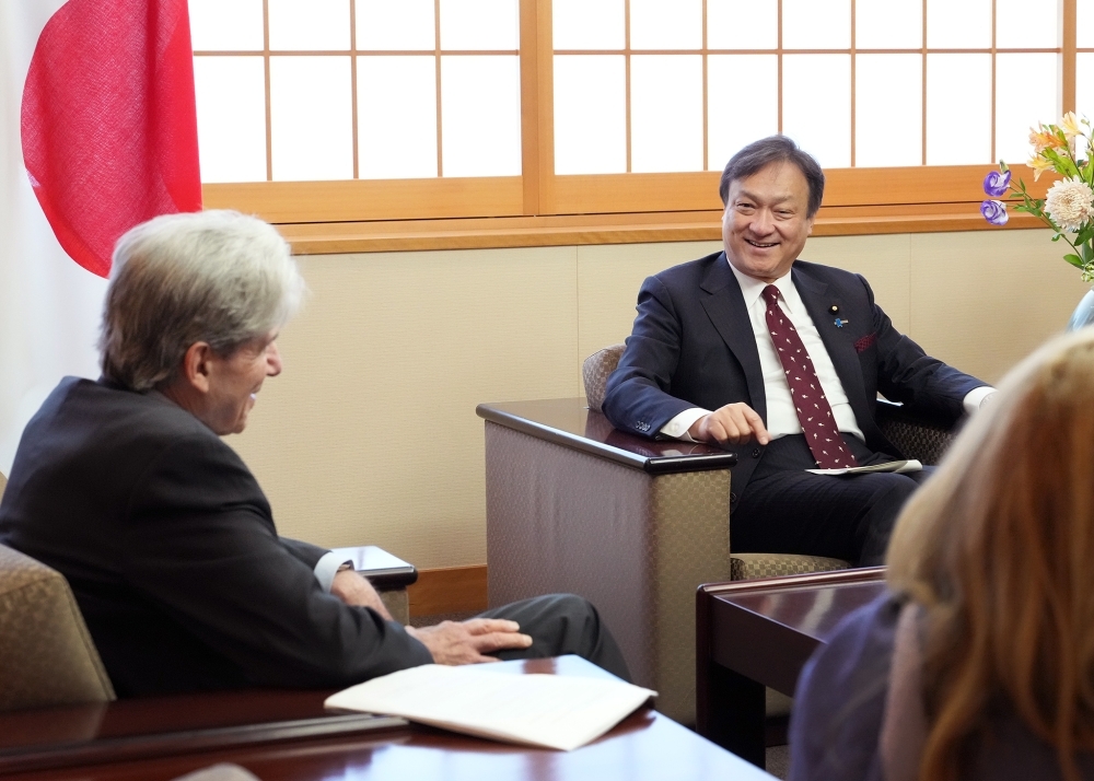 State Minister HORII talking with Chancellor Frenk