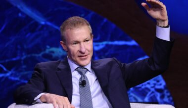 United Airlines CEO says fuel prices will hit first-quarter results